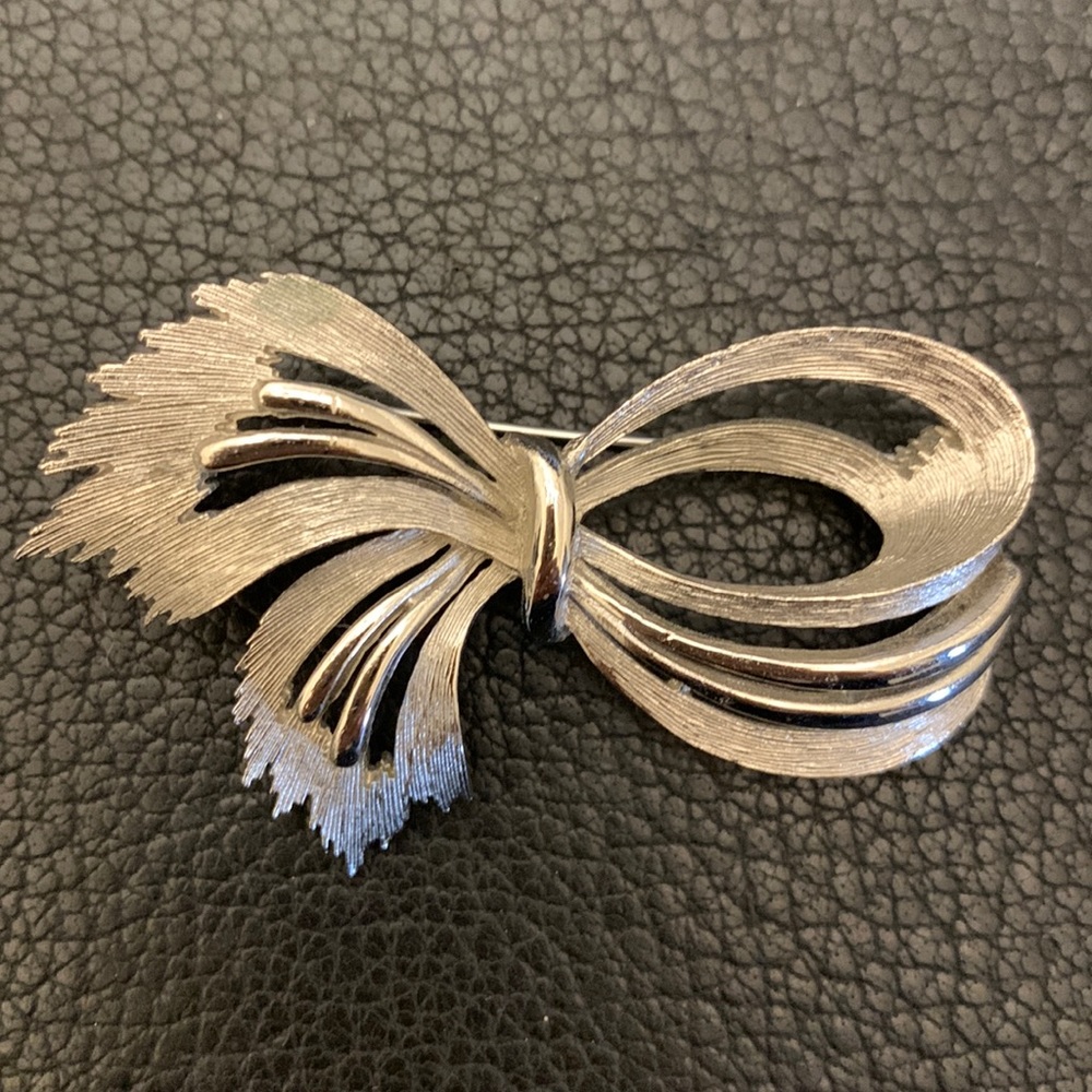 Vintage JJ Jonette Bow pin